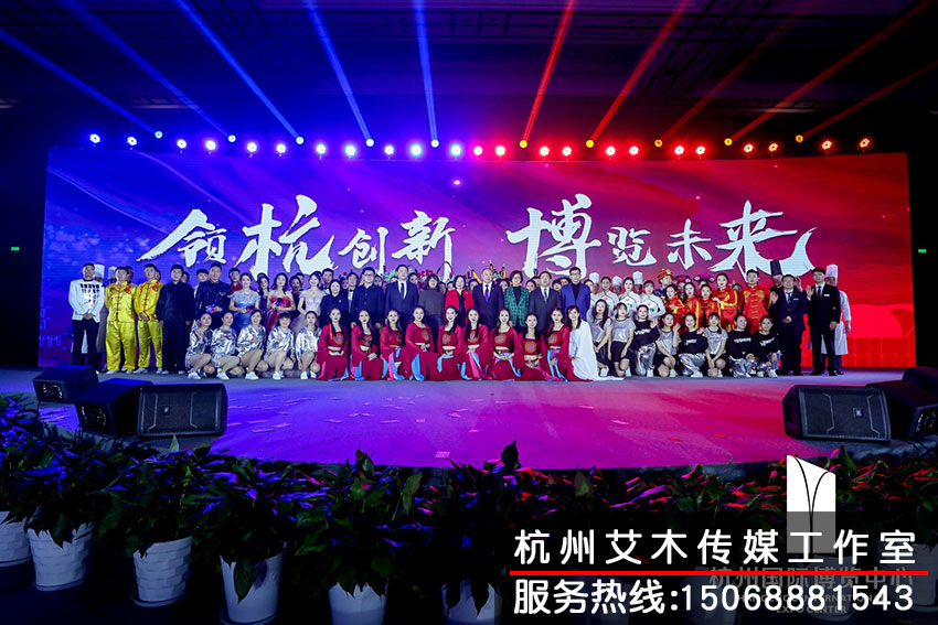 參加茶話會(huì)的領(lǐng)導(dǎo)以及演員合影