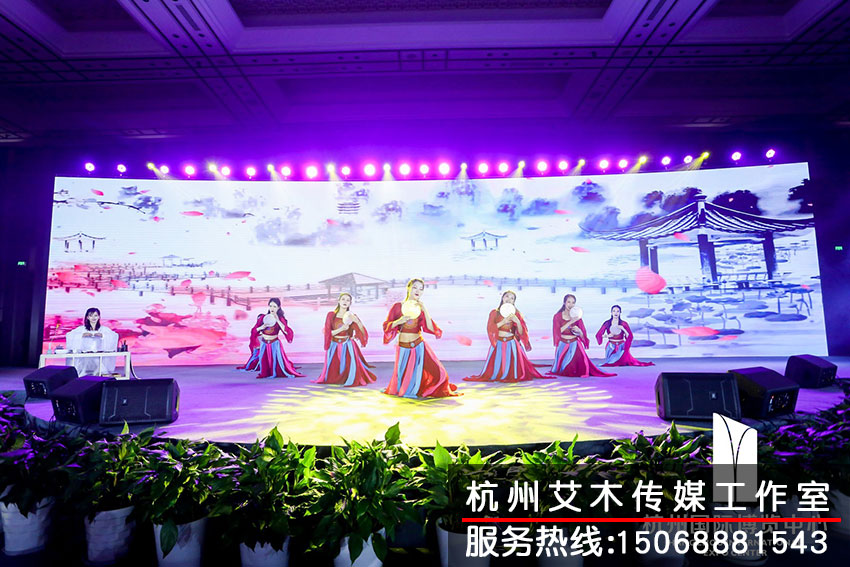 杭州國(guó)際博覽中心2020新春紅藍(lán)競(jìng)演茶話會(huì)演員在臺(tái)上表演現(xiàn)場(chǎng)拍攝情況