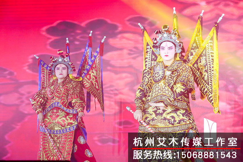 杭州國(guó)際博覽中心2020新春紅藍(lán)競(jìng)演茶話會(huì)戲劇演員在臺(tái)上表演現(xiàn)場(chǎng)拍攝情況