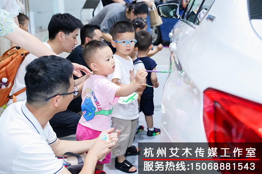 家長(zhǎng)陪同孩子一起在車上進(jìn)行涂鴉活動(dòng)拍攝